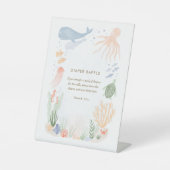 海の水の色の下で赤ちゃんシャワーおむつラッフル 台座サイン (正面)