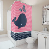海の水生クジラのシェブロンのストライプピンクおよび海軍 シャワーカーテン (インサイチュ)