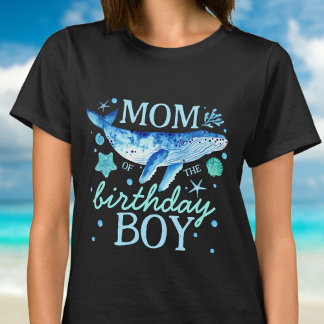 海の水色の下の誕生日少年の母 Tシャツ