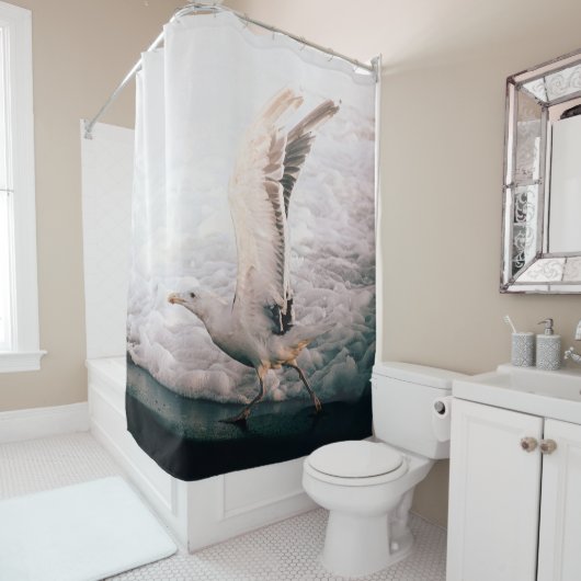 海の泡の近くで羽を振るカモメ シャワーカーテン (インサイチュ)