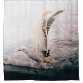 海の泡の近くで羽を振るカモメ シャワーカーテン (正面)