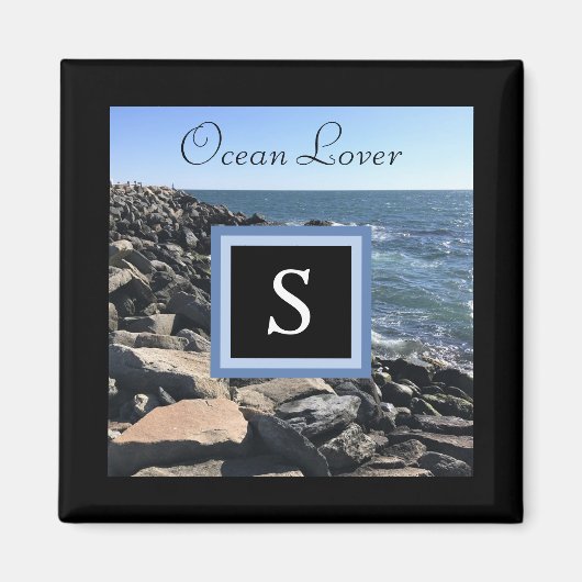 海の波と岩の写真イニシャルフレームブラックM マグネット (正面)
