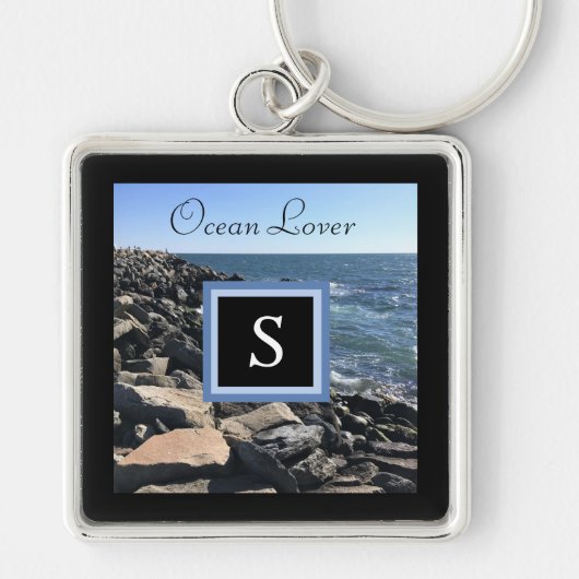 海の波と岩の写真イニシャルFrame Black キーホルダー (正面)