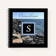 海の波と岩の写真イニシャルFrame Black