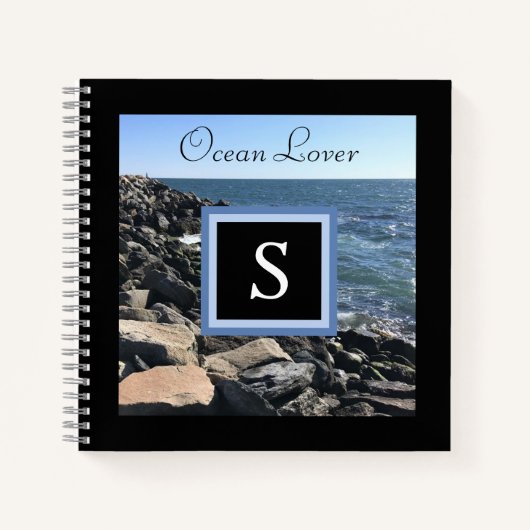 海の波と岩の写真イニシャルFrame Black ノートブック (正面)