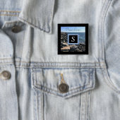 海の波と岩の写真イニシャルFrame Black 缶バッジ (インサイチュ)