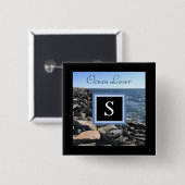 海の波と岩の写真イニシャルFrame Black 缶バッジ (正面&裏面)