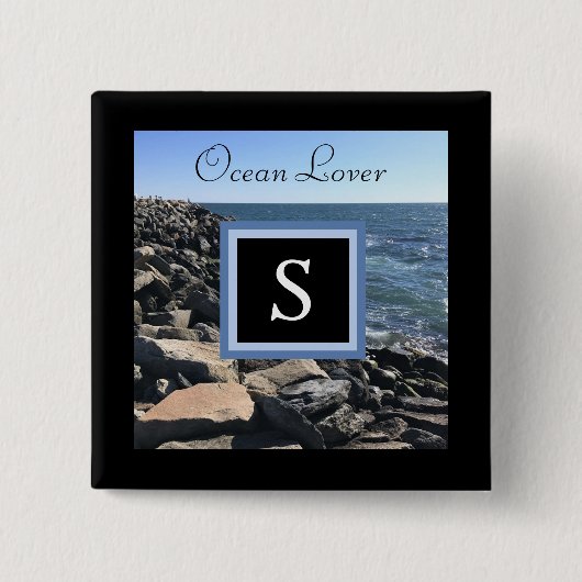 海の波と岩の写真イニシャルFrame Black 缶バッジ (正面)