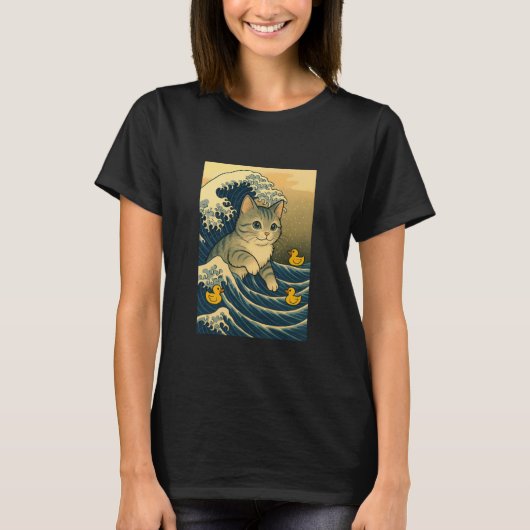 海の波に乗った3羽のアヒルと面白い猫 Tシャツ (正面)