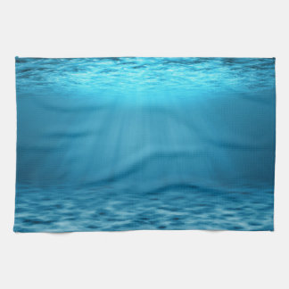 海の深い青の水中と太陽の光線 キッチンタオル