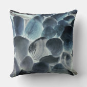 海の牡蠣の貝殻、色を灰色と青に変更 クッション (裏面)