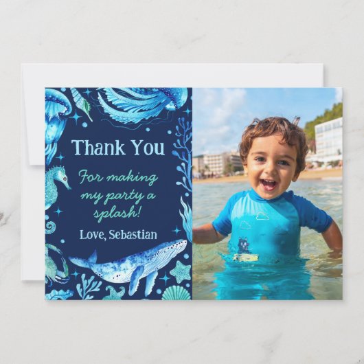 海の生き物の下の水色クジラの写真 サンキューカード (正面)