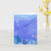 海の生き物の水色の下の紫色のクジラ カード (黄色い花)