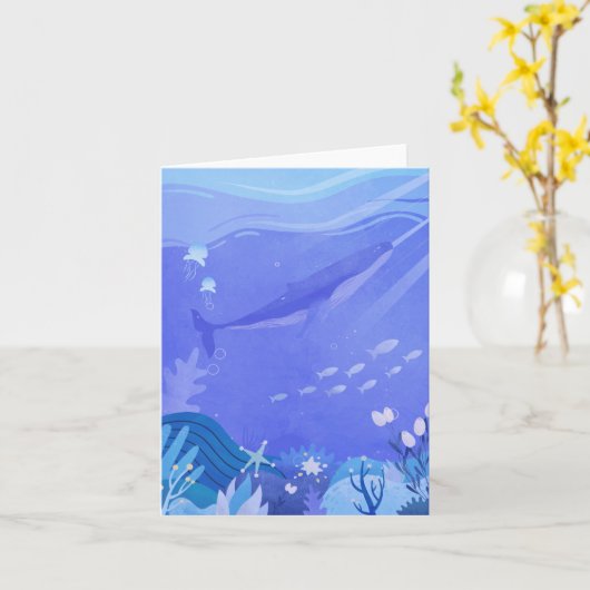 海の生き物の水色の下の紫色のクジラ カード (黄色い花)