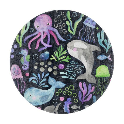 海の生命の水の色、暗い背景。 カッティングボード (正面)