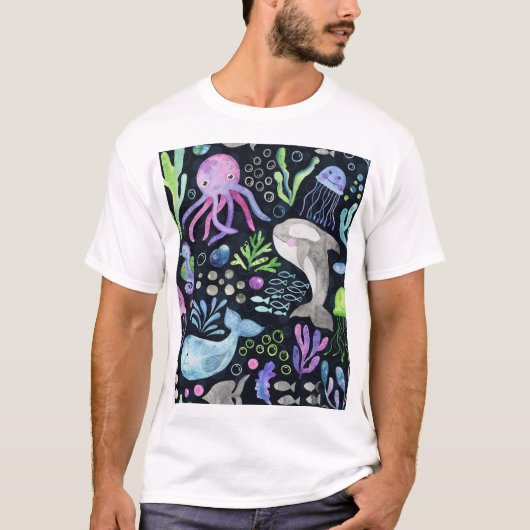 海の生命の水の色、暗い背景。 Tシャツ (正面)