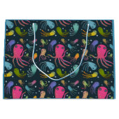 海の生物の漫画の暗い背景の下 ラージペーパーバッグ (正面)