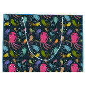 海の生物の漫画の暗い背景の下 ラージペーパーバッグ (裏面)