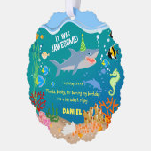 海の男の子の誕生日パーティーの下で笑顔のサメ オーナメントカード (左)