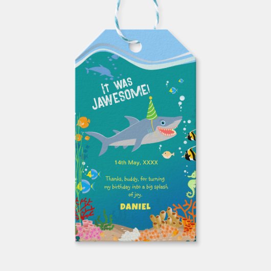 海の男の子の誕生日パーティーの下で笑顔のサメ ギフトタグ (正面)