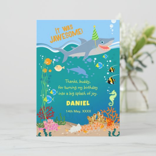 海の男の子の誕生日パーティーの下で笑顔のサメ サンキューカード (スタンド正面)