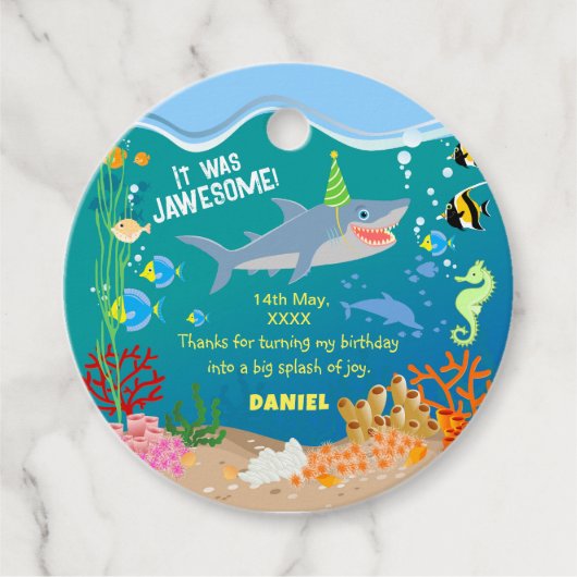 海の男の子の誕生日パーティーの下で笑顔のサメ フェイバータグ (正面)