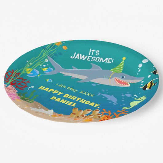 海の男の子の誕生日パーティーの下で笑顔のサメ ペーパープレート (アングル)