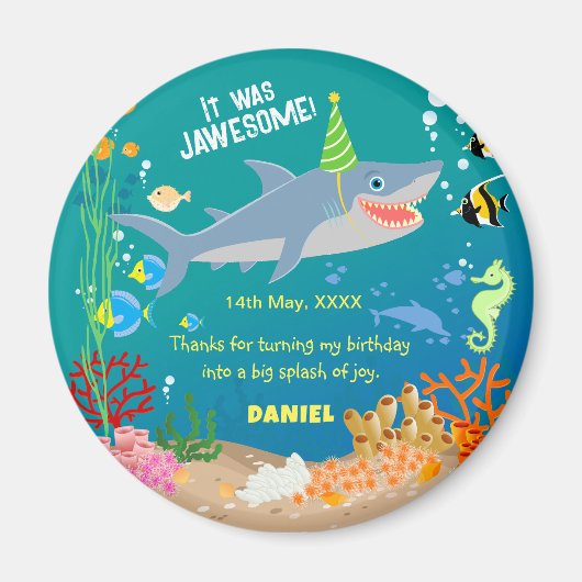 海の男の子の誕生日パーティーの下で笑顔のサメ マグネット (正面)