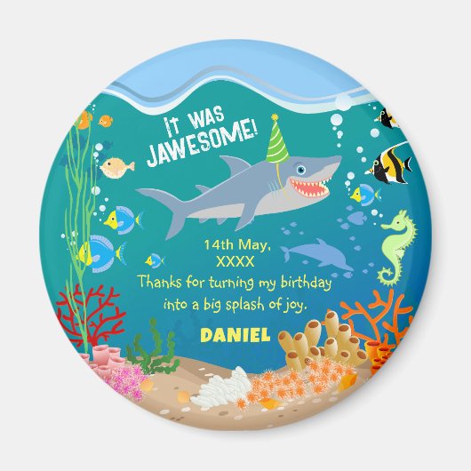 海の男の子の誕生日パーティーの下で笑顔のサメ マグネット (正面)