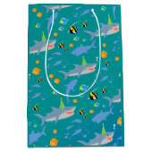 海の男の子の誕生日パーティーの下で笑顔のサメ ミディアムペーパーバッグ (正面)