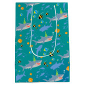 海の男の子の誕生日パーティーの下で笑顔のサメ ミディアムペーパーバッグ (裏面)