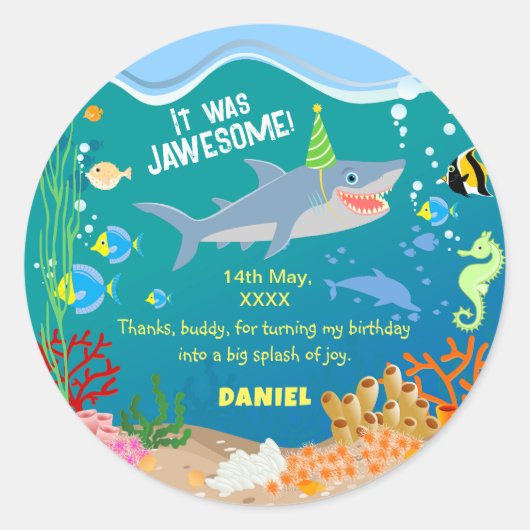 海の男の子の誕生日パーティーの下で笑顔のサメ ラウンドシール (正面)