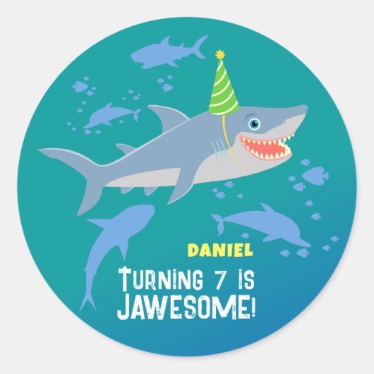 海の男の子の誕生日パーティーの下で笑顔のサメ ラウンドシール (正面)
