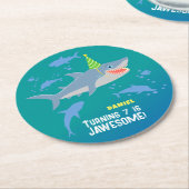 海の男の子の誕生日パーティーの下で笑顔のサメ ラウンドペーパーコースター (アングル)