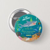 海の男の子の誕生日パーティーの下で笑顔のサメ 缶バッジ (正面&裏面)