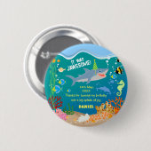 海の男の子の誕生日パーティーの下で笑顔のサメ 缶バッジ (正面&裏面)