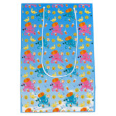 海の男の子の誕生日パーティーの下の青タコ ミディアムペーパーバッグ (裏面)