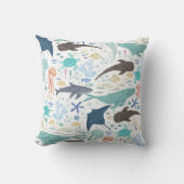 海の男の子の赤ちゃんのシャワーの下で クッション (正面)