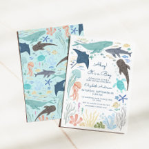 海の男の子の赤ちゃんのシャワーの下で