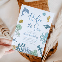 海の男の子の赤ちゃんのシャワーの下で