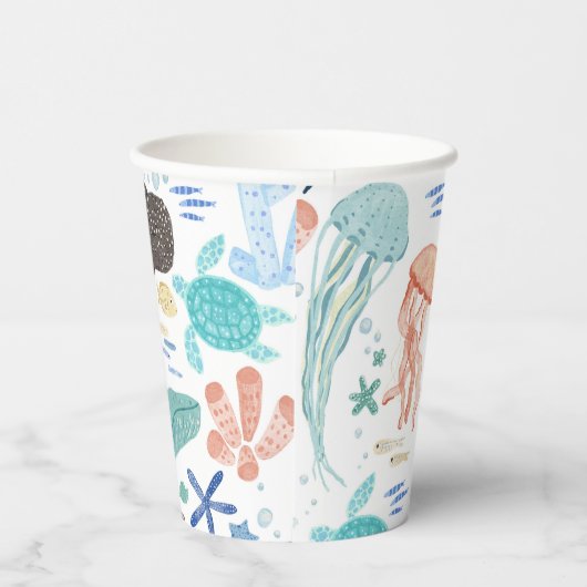 海の男の子の赤ちゃんのシャワーの下で 紙コップ (右)