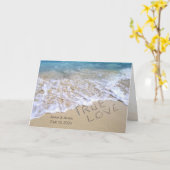 海の砂に真実の愛の文字 ウェディング カード (黄色い花)