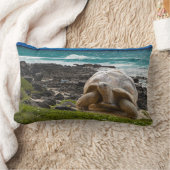 海の端の大きいカメ ランバークッション (ブランケット)