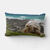 海の端の大きいカメ ランバークッション (裏面)