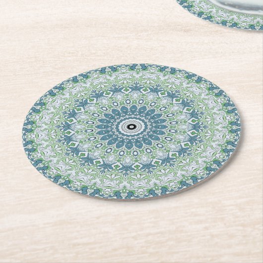 海の緑と青の沿岸マンダラパターン ラウンドペーパーコースター (アングル)