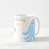 海の誕生日の下で幸せな青いタコが1羽 コーヒーマグカップ (正面右)