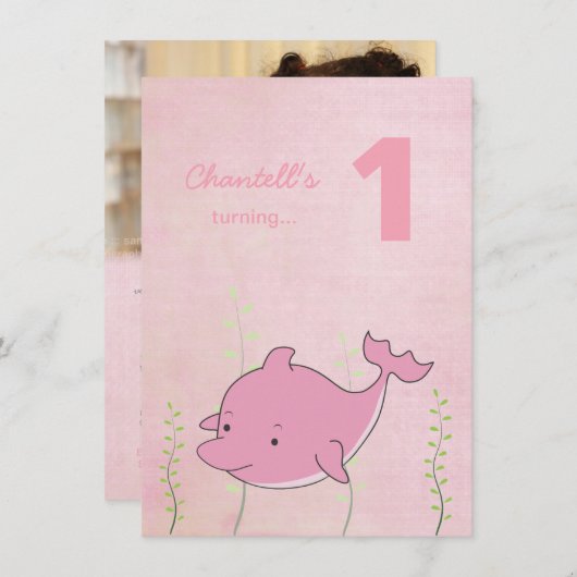 海の誕生日の写真カードの下のピンクのイルカ 招待状 (正面/裏面)