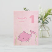 海の誕生日の写真カードの下のピンクのイルカ 招待状 (スタンド正面)