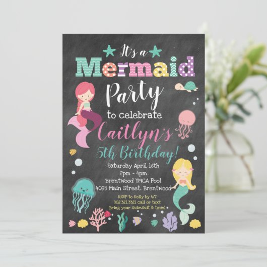 海の誕生日パーティーの下のマーメイド – Chalkboard 招待状 (スタンド正面)