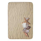 海の貝およびビーチの砂 バスマット (正面縦)